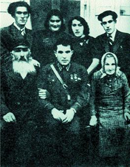 Яков Смушкевич c семьей. 1940 год