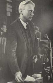 А.А. Фадеев выступает
на сессии
Всемирного Совета
Мира. Вена, 1951 год.