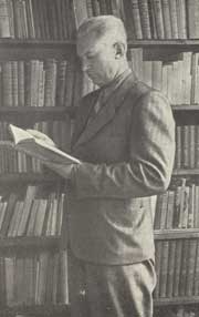 А. Фадеев 
в своей библиотеке.